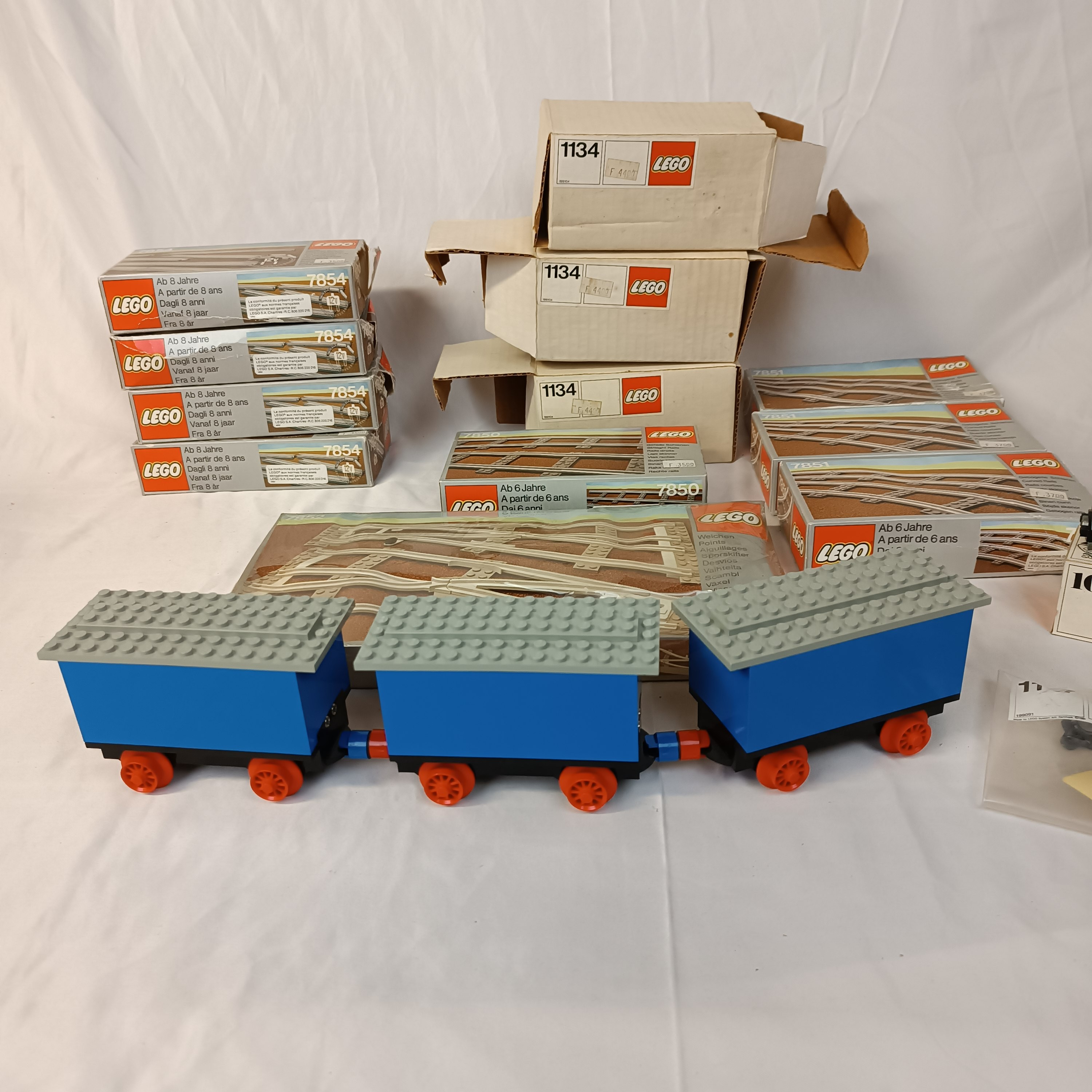 LEGO vintage : pièces (rails, aiguillages, wagons, ...) pour un circuit de train électrique Bon état - Vue 2 - 