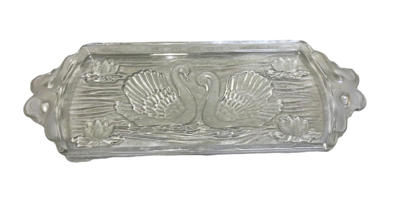 Plat à cake, motifs floraux et couple de cygnes moulés Bon état -  reconditionné disponible sur Label Emmaüs