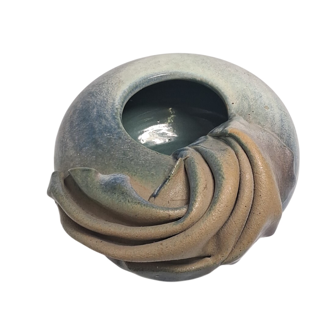 Acheter Vase en céramique émaillé sculpté à décor en relief signé Langonnet État correct - 15,99 € Vase en céramique émaillé sculpté à décor en relief signé Langonnet État correct - reconditionné disponible sur Label Emmaüs