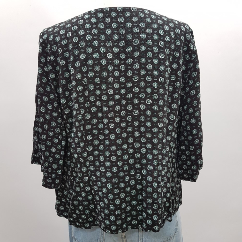 Top noir à petites fleurs blanches et vertes - COMPTOIR DES COTONNIERS - Taille 40 estimée - Photo 2