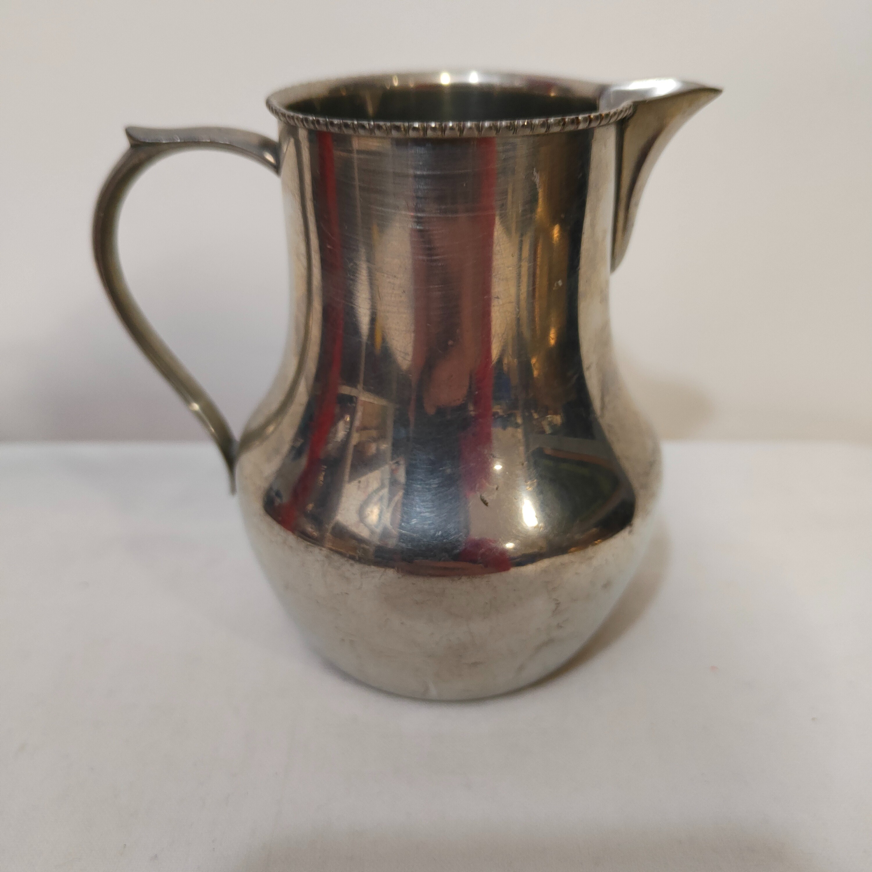 Voir photo 3 de Petite tasse et pichet en étain Petite tasse et pichet en étain Bon état - Vue 3 -