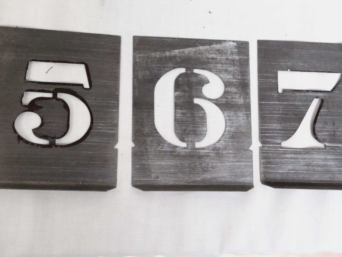 Pochoirs ancien alphabet en deux taillestaille et chiffres en zinc, complet. Bon état - Vue 6 - 