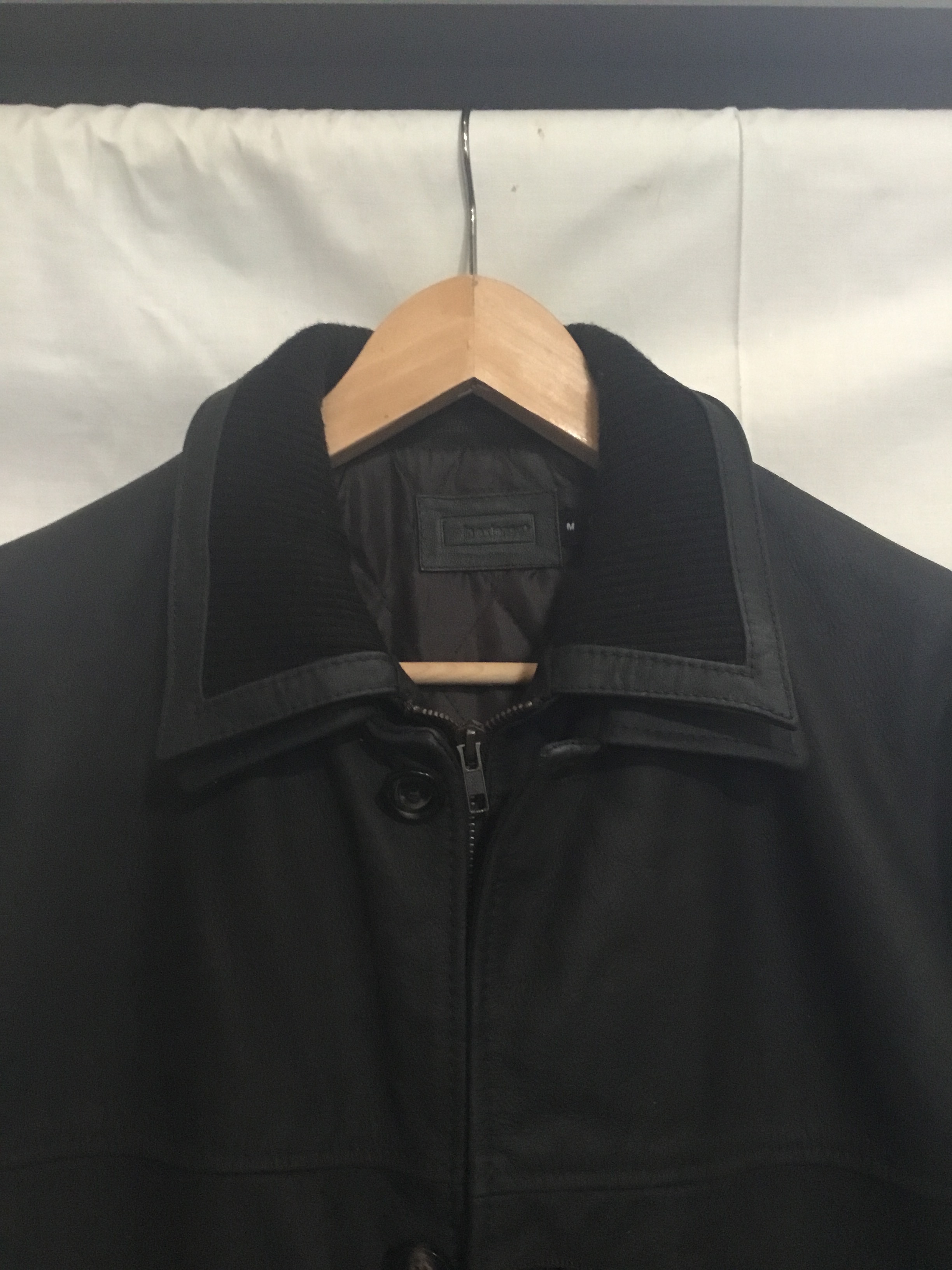 Voir photo 2 de Veste en cuir enduit « in extenso » taille M Veste en cuir enduit « in extenso » taille M - Vue 2 -
