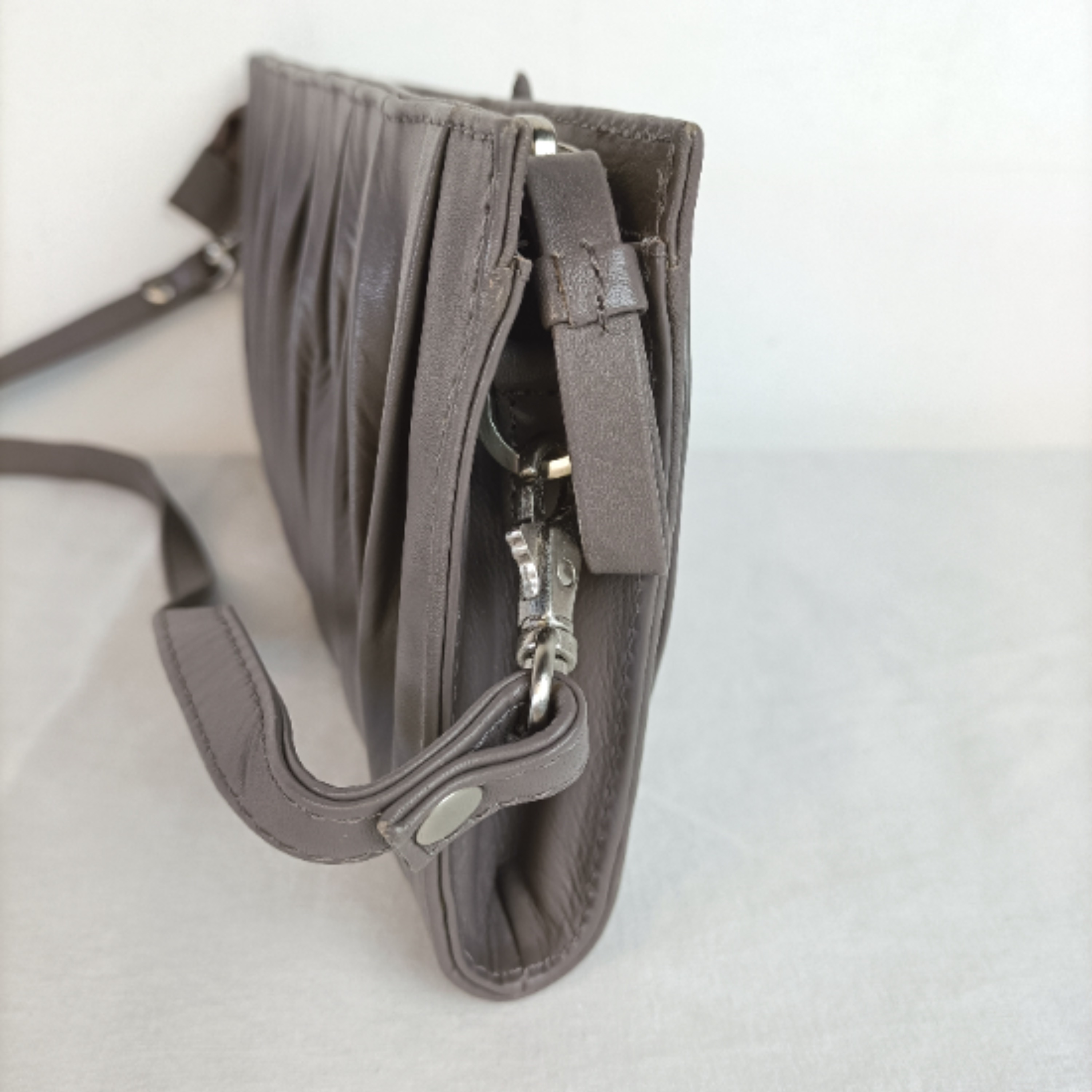 Sac bandoulière en cuir de vachette gris taupe - Un jour ailleurs - Photo 2
