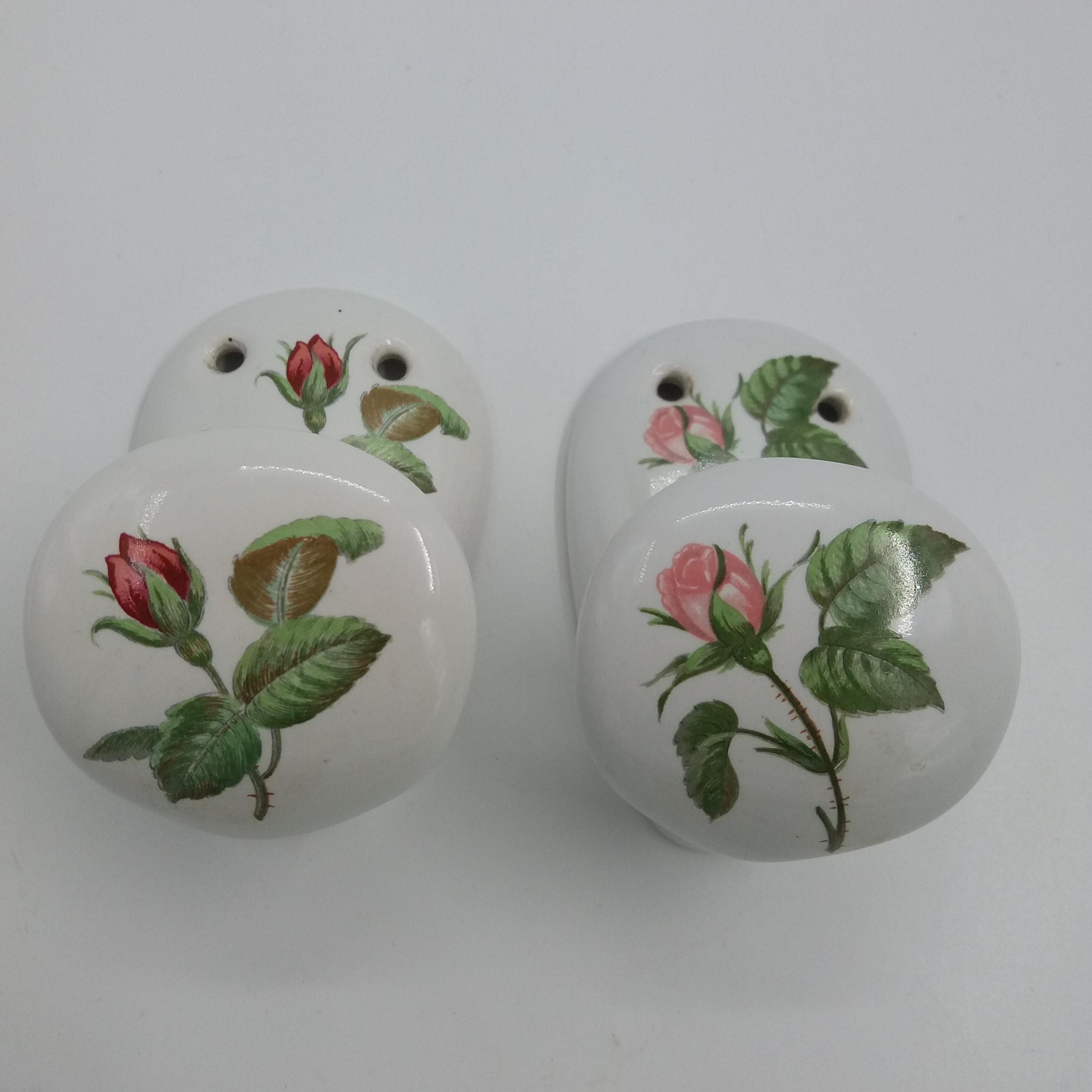 Lot de deux anciennes patères blanches. Porcelaine. Décor floral bouton de rose. Porcelaine de paris. Signée dessous - Photo 3