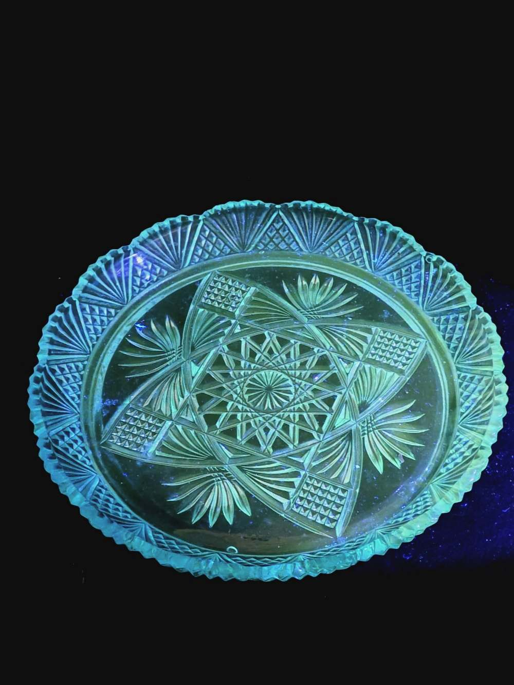 Assiette en verre ouraline (densité moyenne). - Photo 1