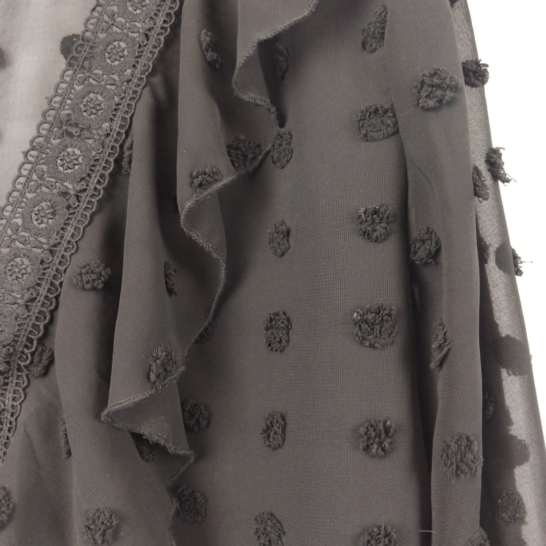 Voir photo 2 de Shein curve oxl - blouse noire à motifs 100% polyester - Taille 46 ( estimée) Shein curve oxl - blouse noire à motifs 100% polyester - Taille 46 ( estimée) Très bon état - Vue 2 -