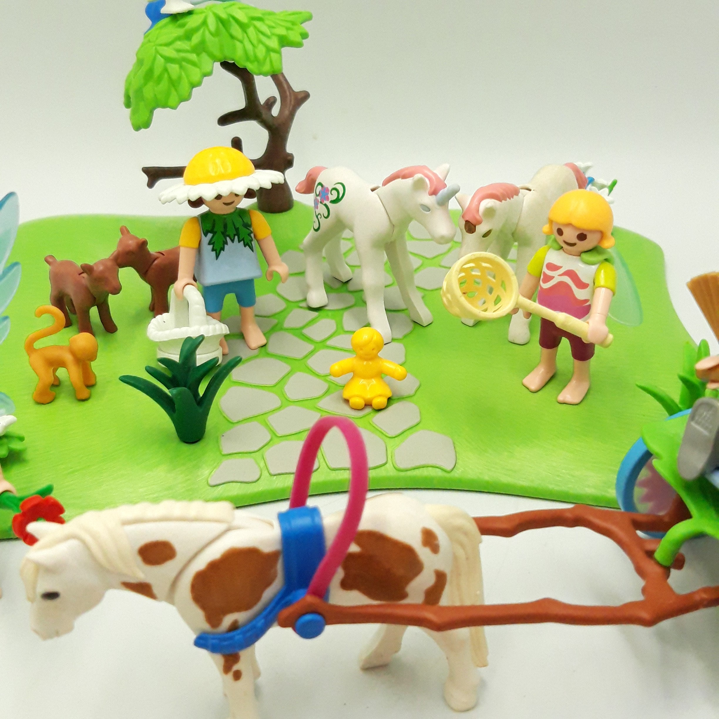 Voir photo 5 de Playmobil 'Calèche avec licornes et fées' 38 pièces Playmobil 'Calèche avec licornes et fées' 38 pièces Bon état - Vue 5 -
