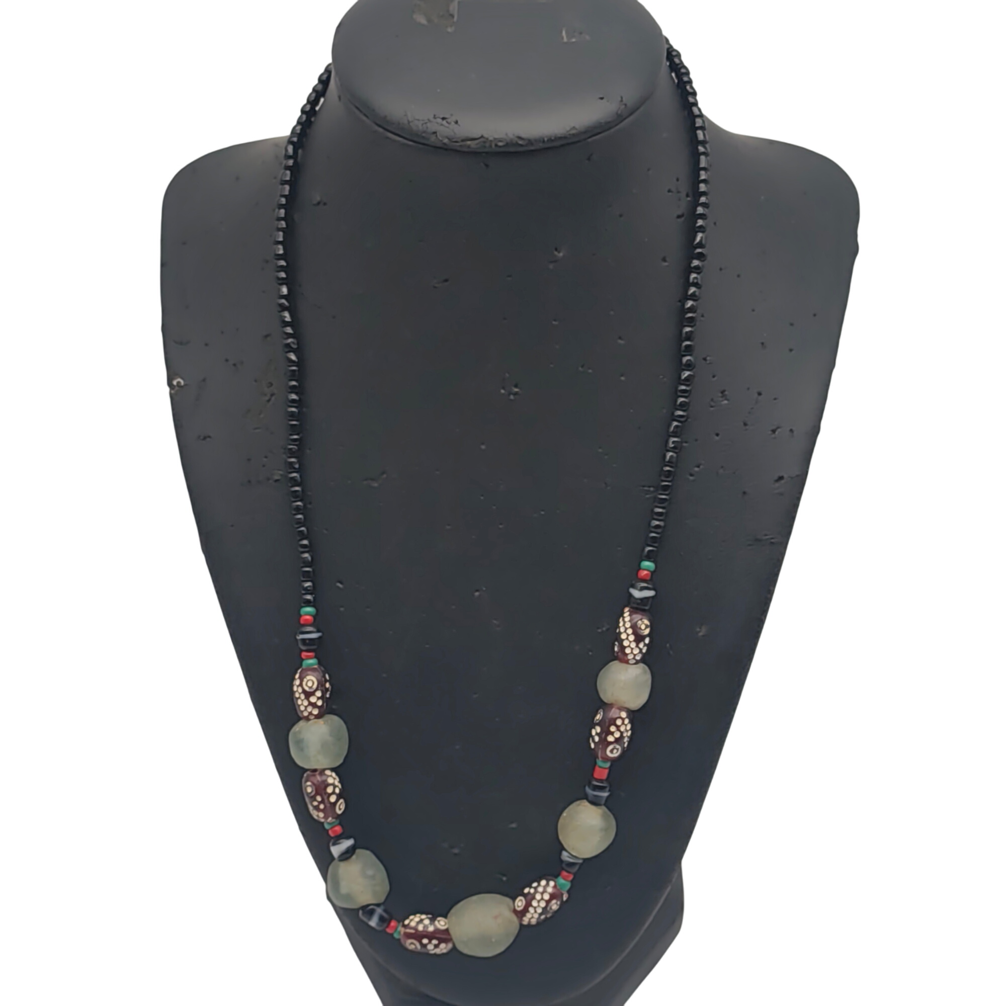 Collier verroterie Bon état -  reconditionné disponible sur Label Emmaüs