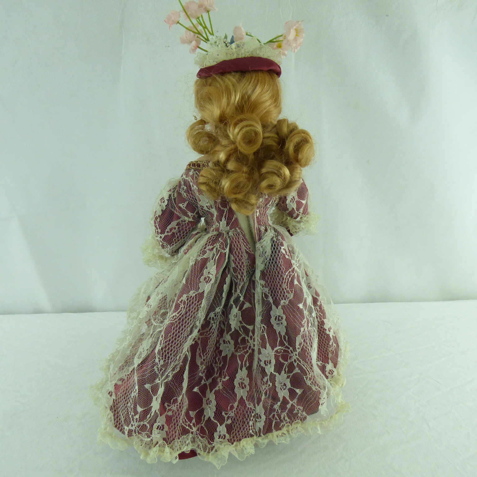 Ancienne Poupée En Porcelaine - Collection Vintage - Dans Sa Boîte