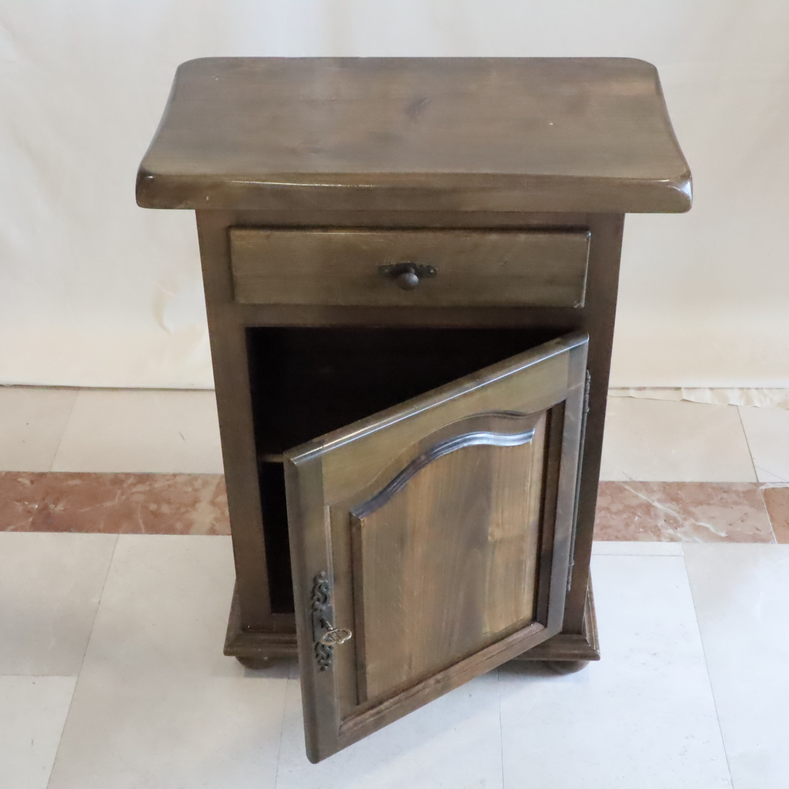 Table de chevet en bois - Photo 1