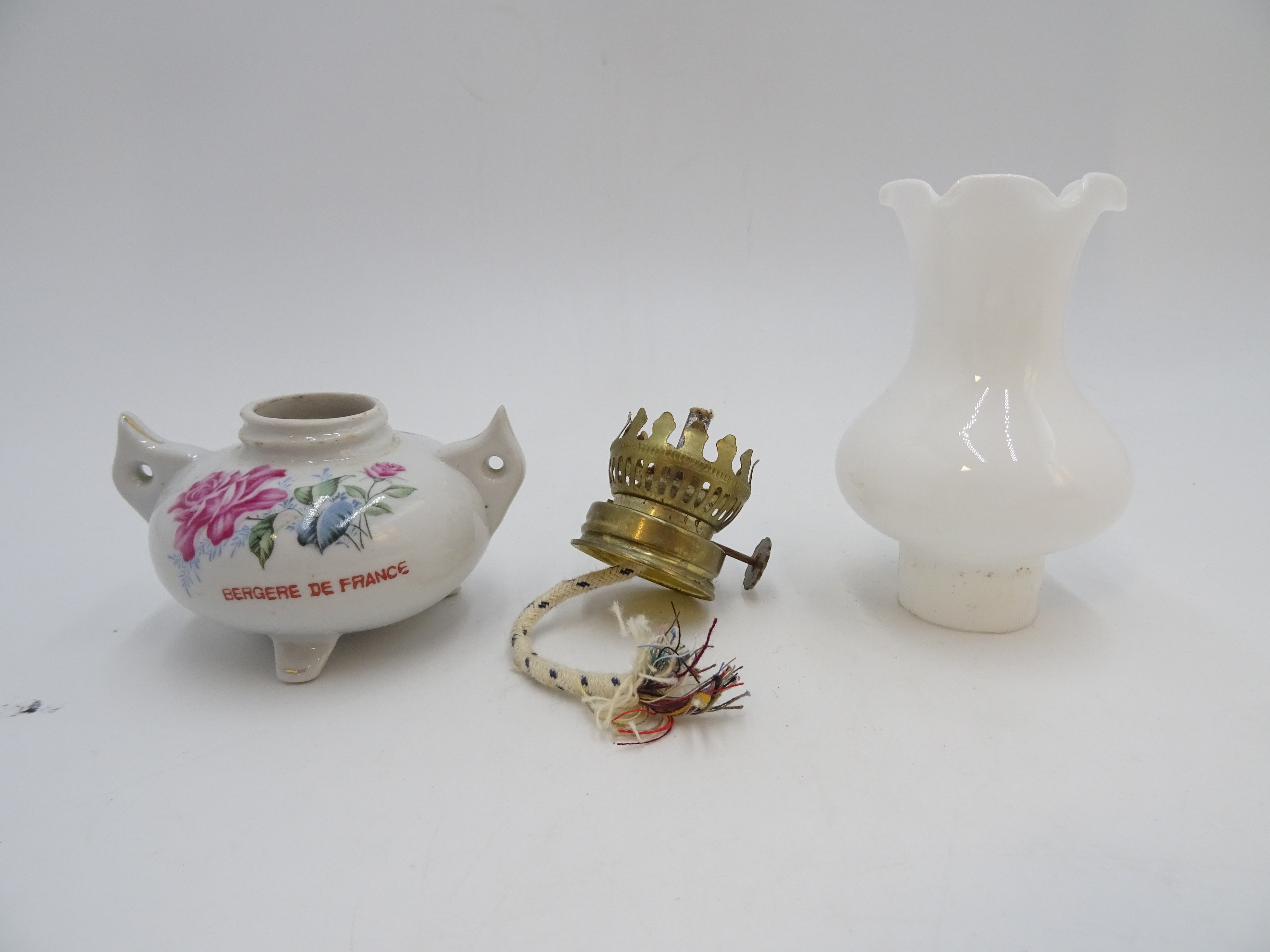 Mini lampe à huile faïence "Bergère de France" État correct - Vue 3 - 