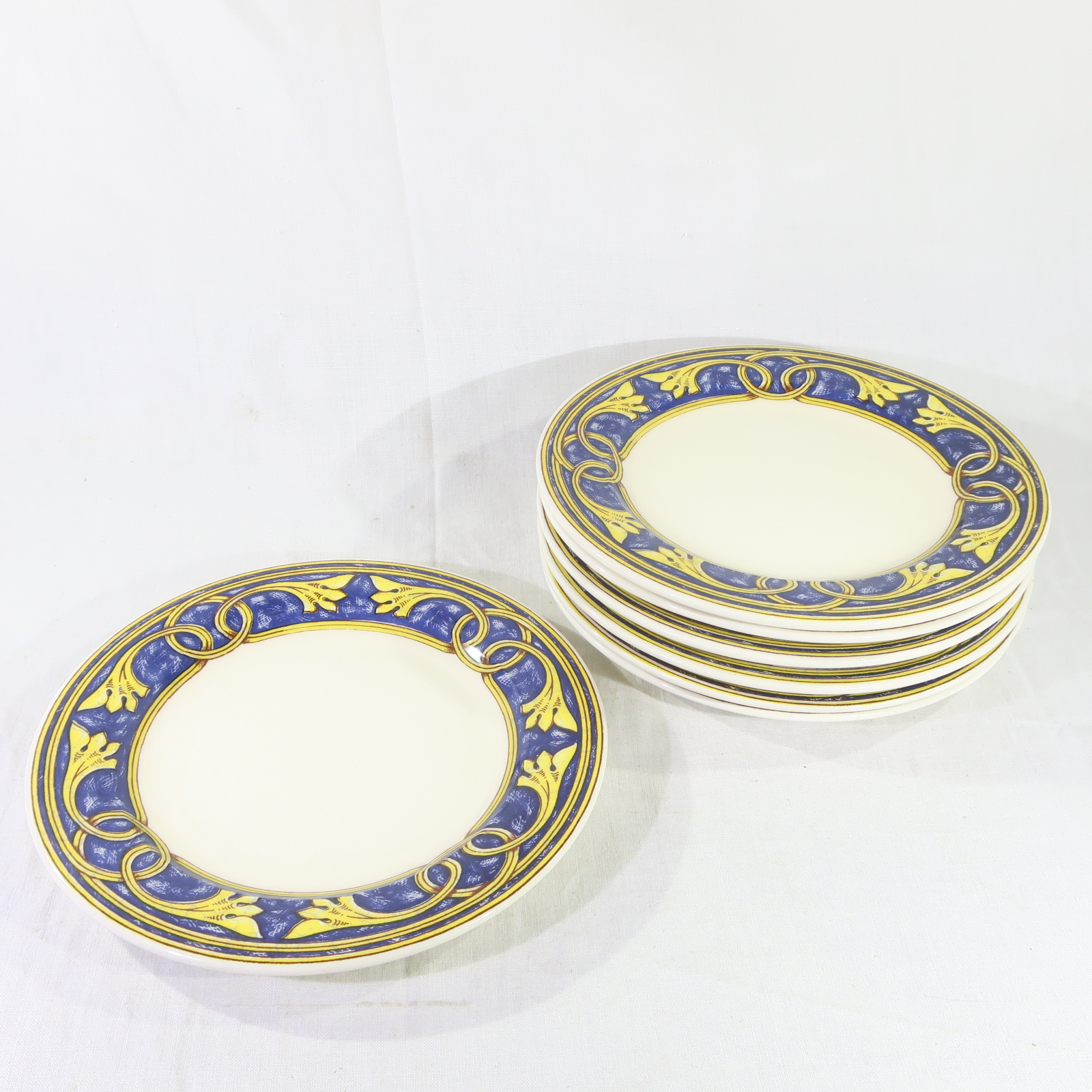 Ensemble de 7 Assiettes à motif en faïence Hôtesse Bon état -  reconditionné disponible sur Label Emmaüs