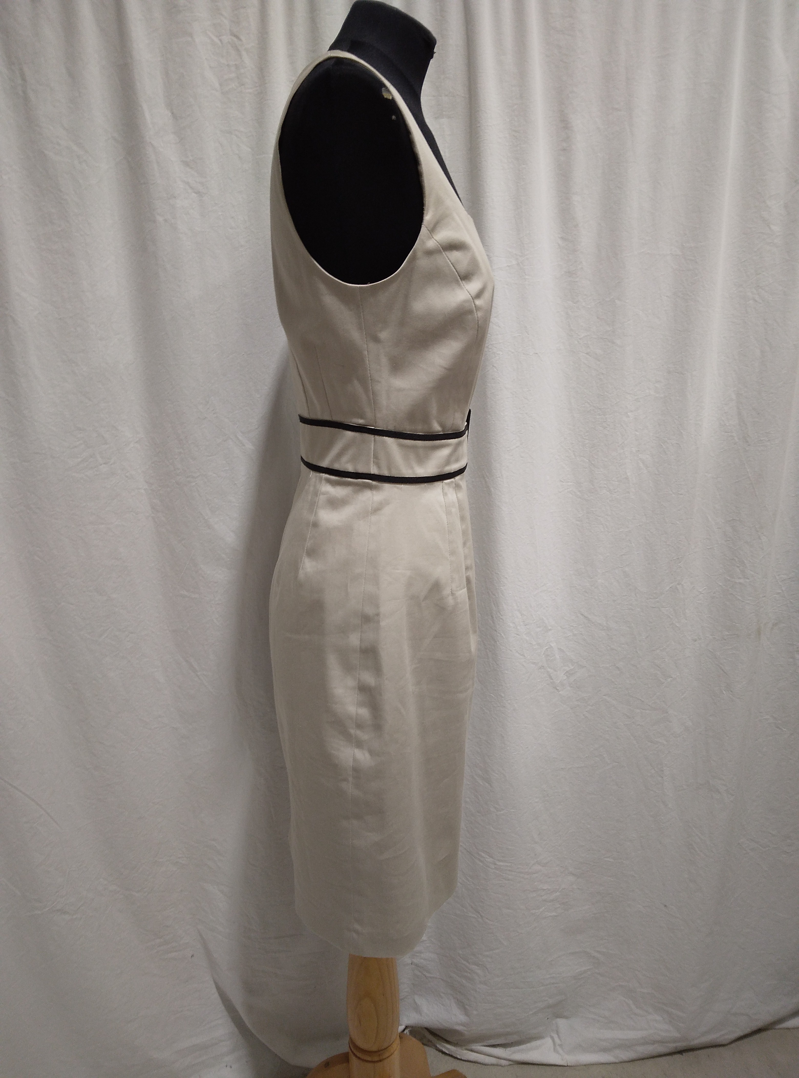 Voir photo 4 de Robe unie avec ceinture beige et bande noir intégré, Caroll - 36 Robe unie avec ceinture beige et bande noir intégré, Caroll - 36 Bon état - Vue 4 -
