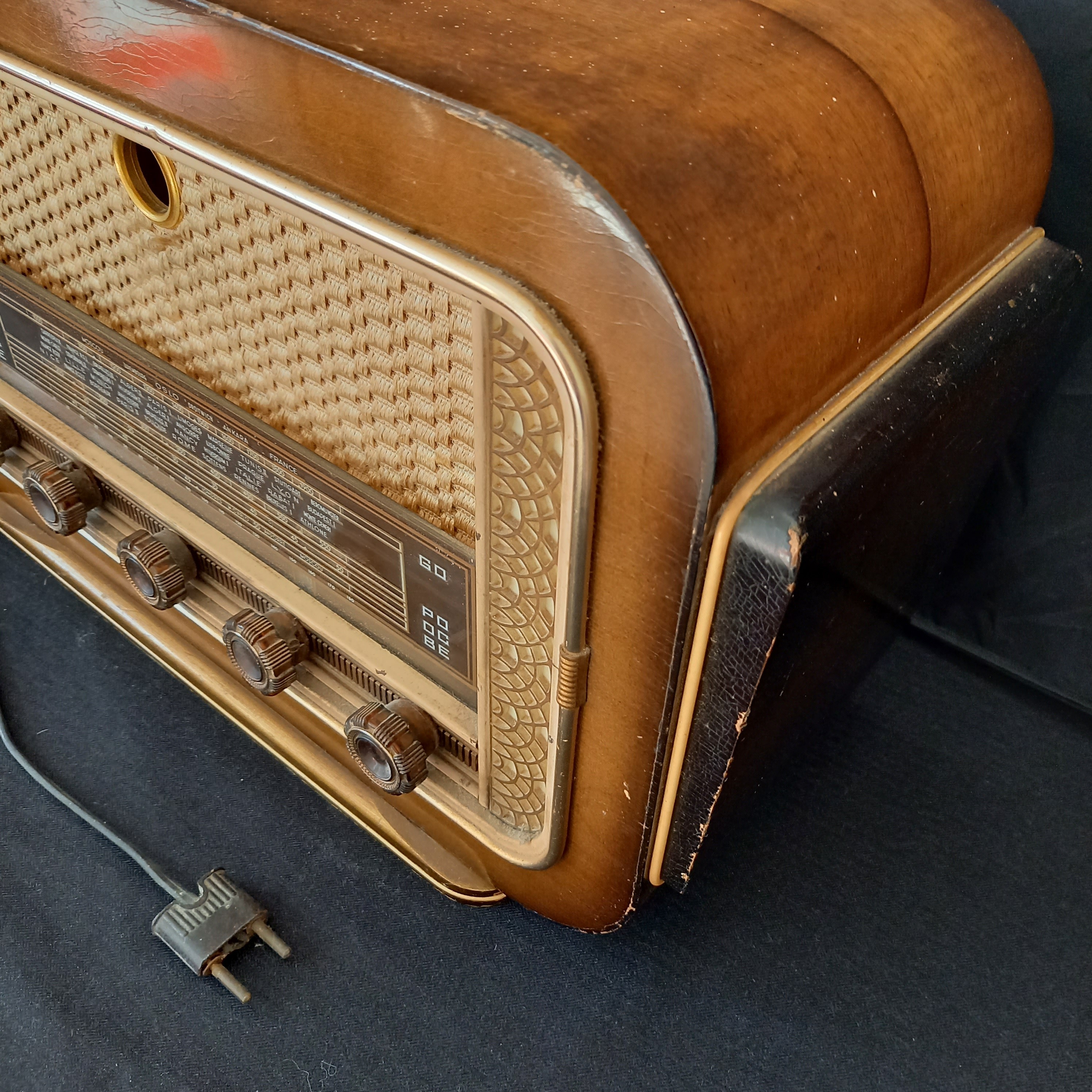 Vieux poste radio RACSON des années 1954 . La radio fonctionne mais pas de son. Bon état - Vue 2 - 
