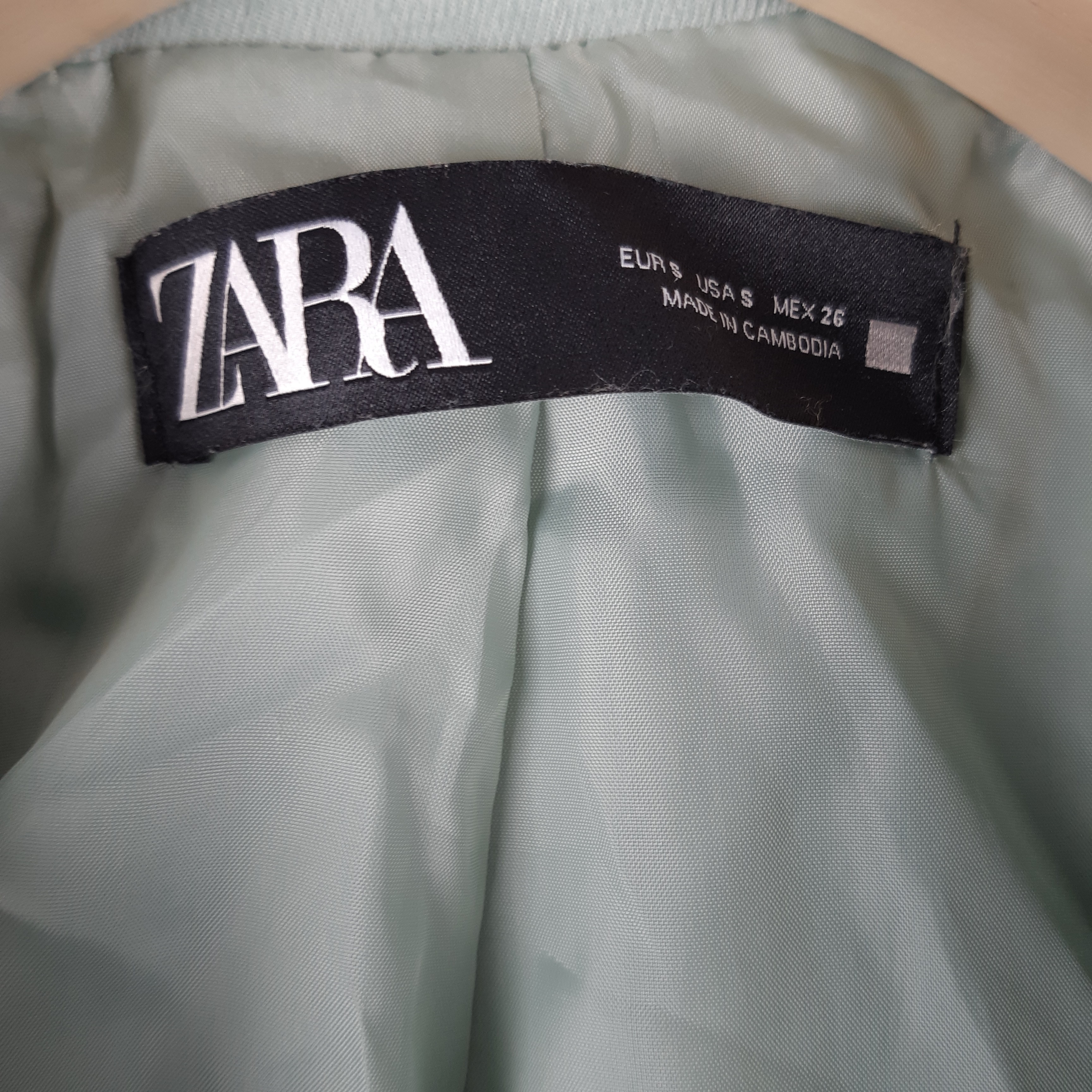 Voir photo 5 de Zara - Blazer effet daim vert sauge - Taille S mesures Carrure= 45 cm Poitrine= 51 Longueur= 72 cm Zara - Blazer effet daim vert sauge - Taille S mesures Carrure= 45 cm Poitrine= 51 Longueur= 72 cm Très bon état - Vue 5 -