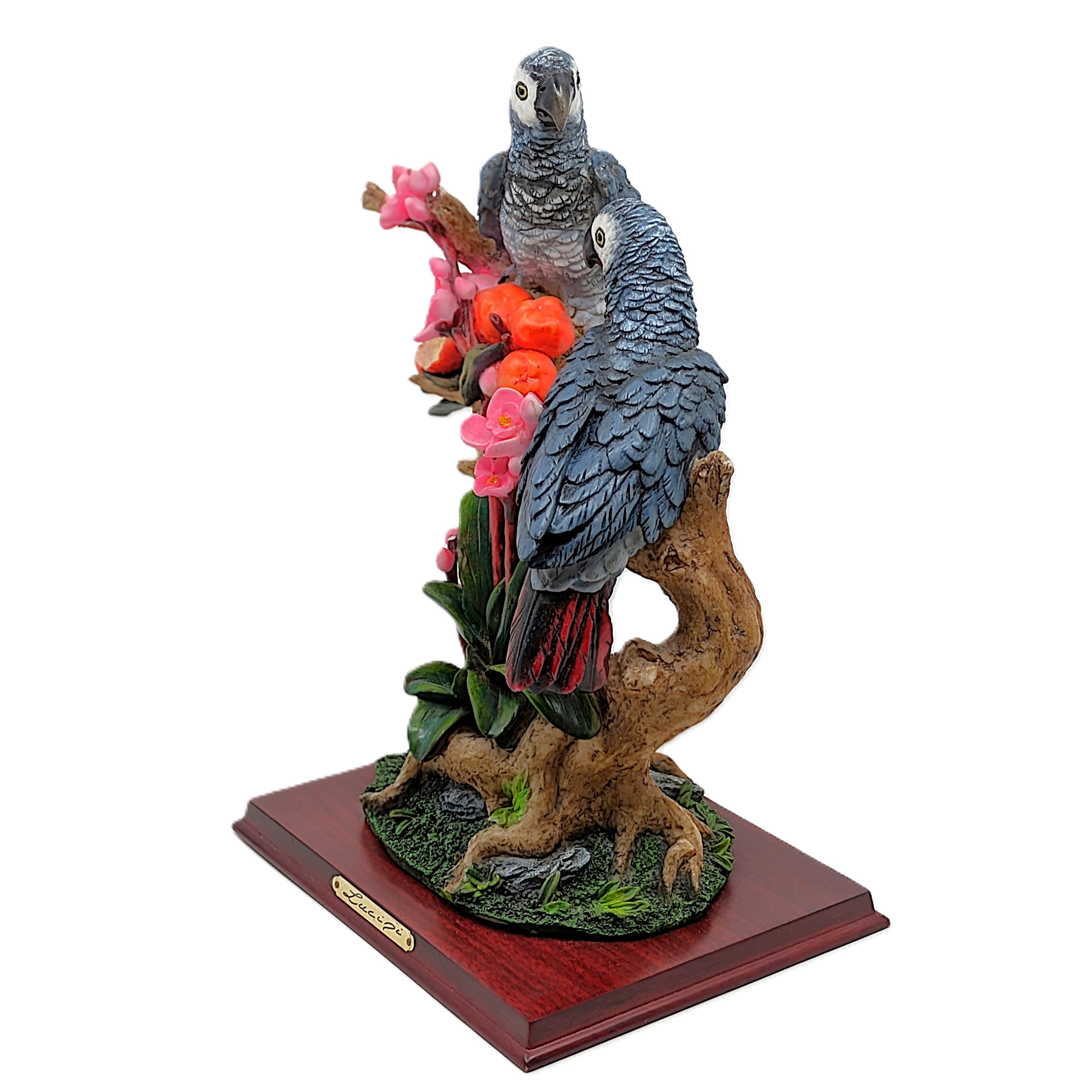 Statue décorative signée Lucini - Couple de perroquets sur branche avec fleurs tropicales. - Photo 3