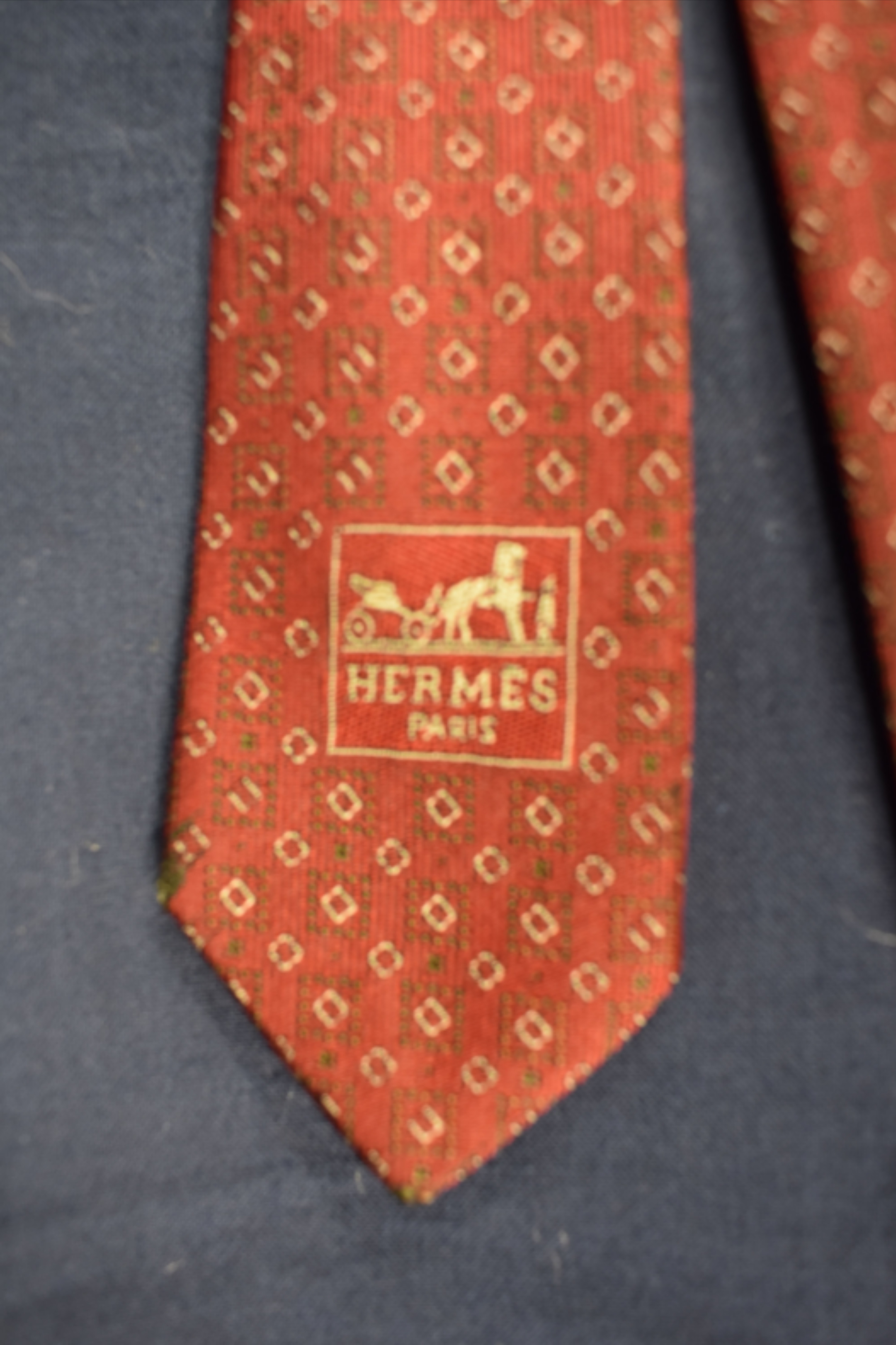 Cravate en soie HERMES de couleur Bordeaux ( petite trace de brûlure restaurable ) - Photo 1