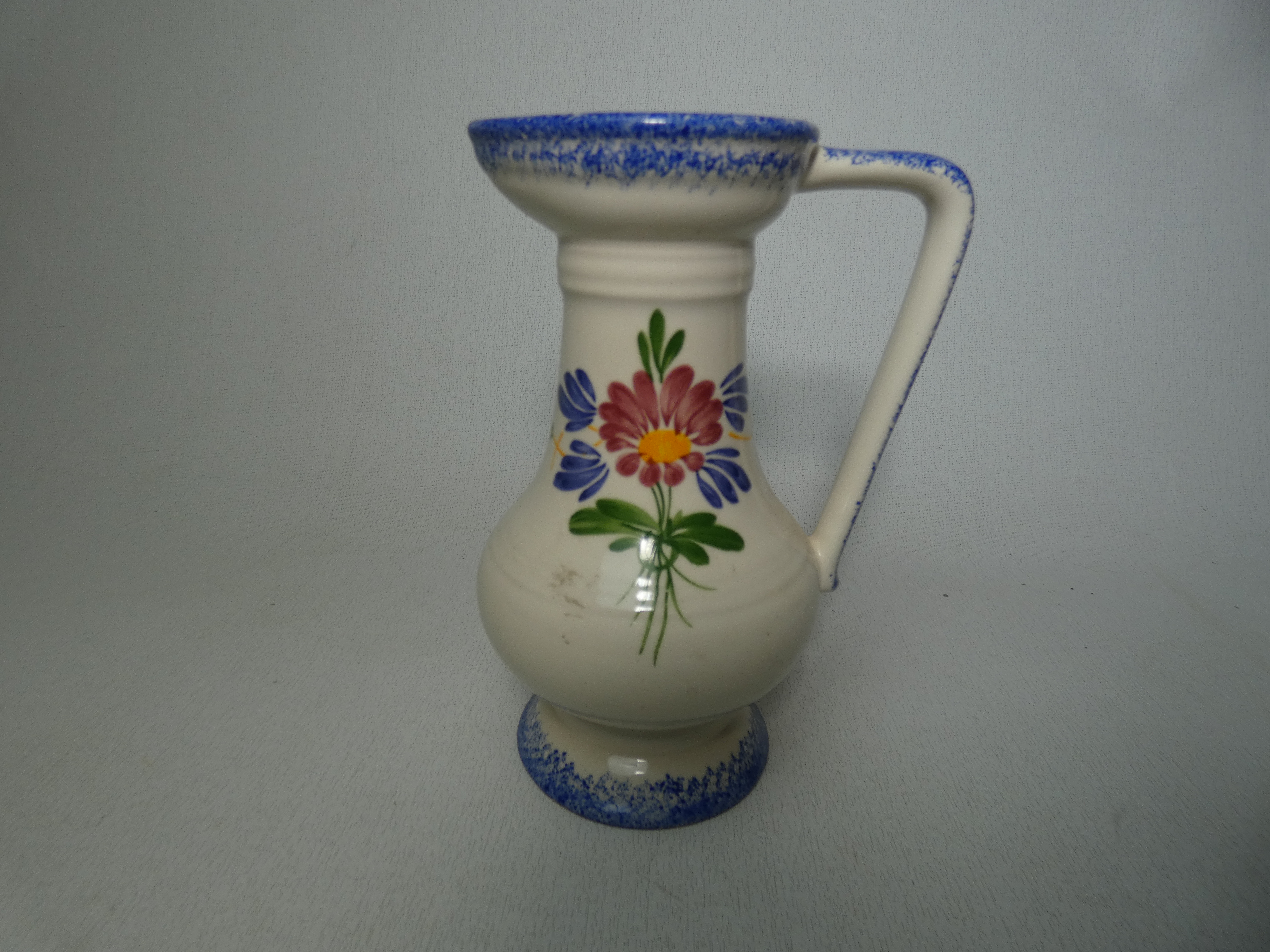 Ensemble  Pichet et Vase en Porcelaine avec une Décoration de Fleurs Fait Main État correct - Vue 6 - 