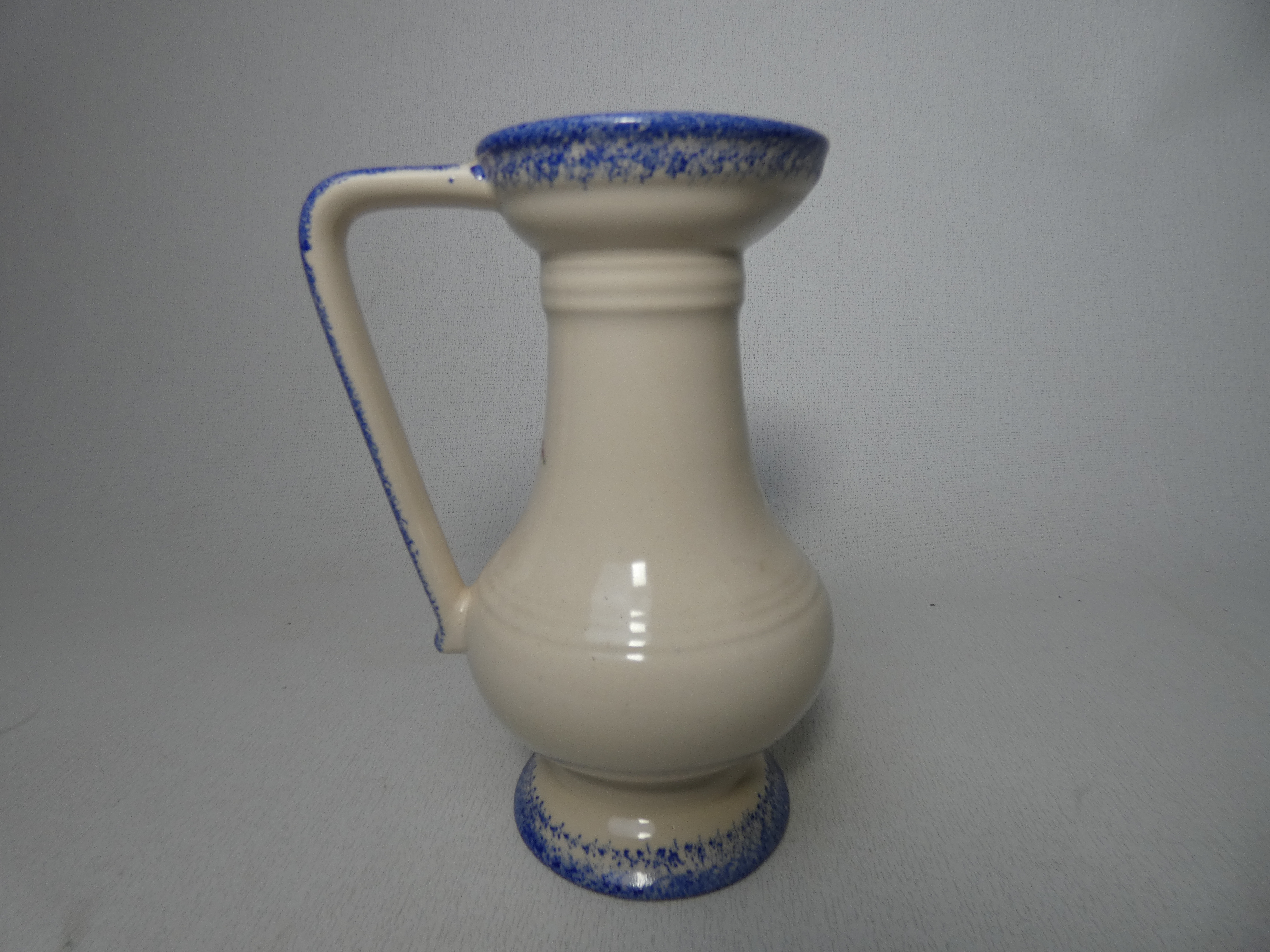 Ensemble  Pichet et Vase en Porcelaine avec une Décoration de Fleurs Fait Main État correct - Vue 7 - 