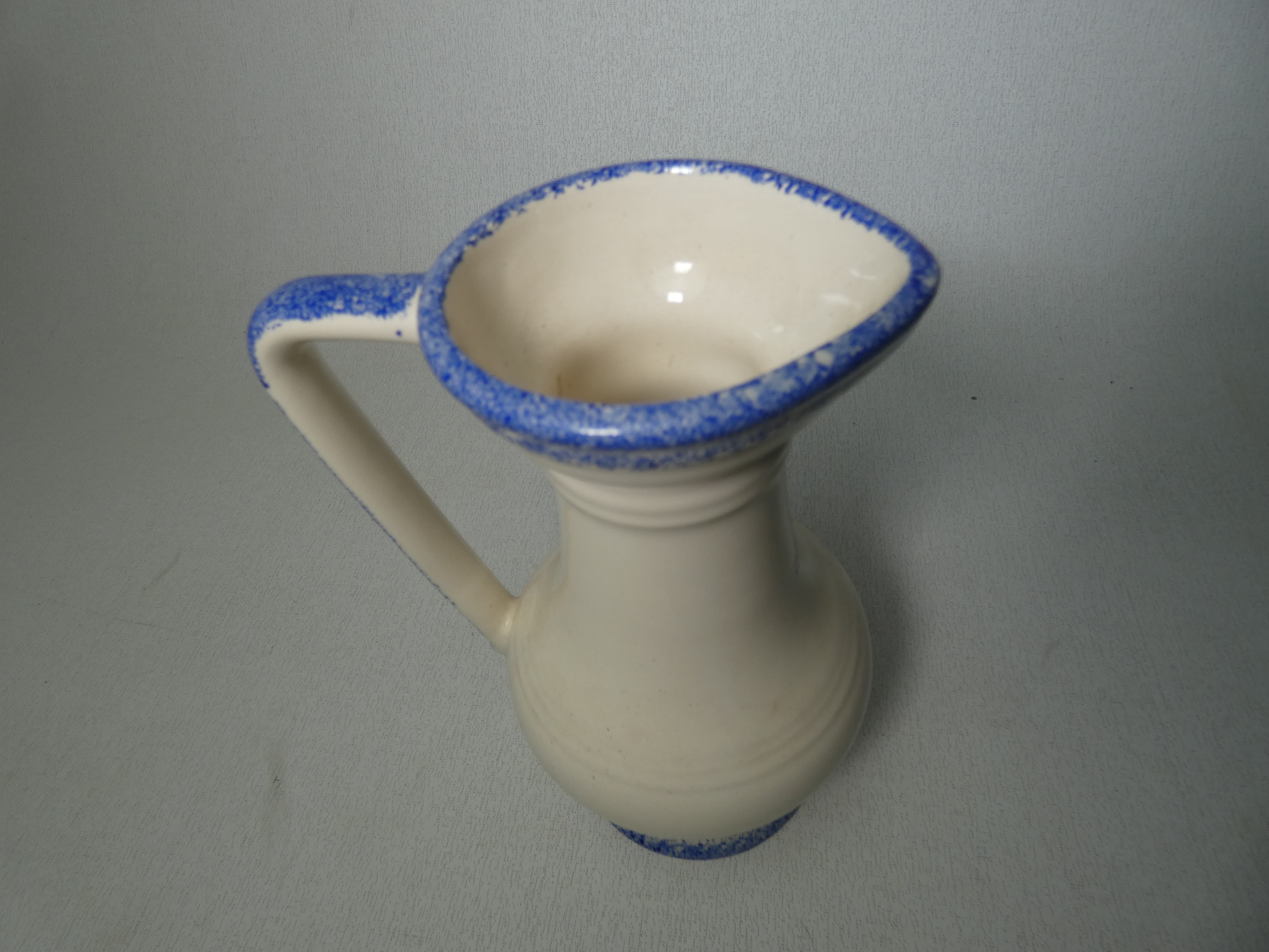 Ensemble  Pichet et Vase en Porcelaine avec une Décoration de Fleurs Fait Main État correct - Vue 8 - 