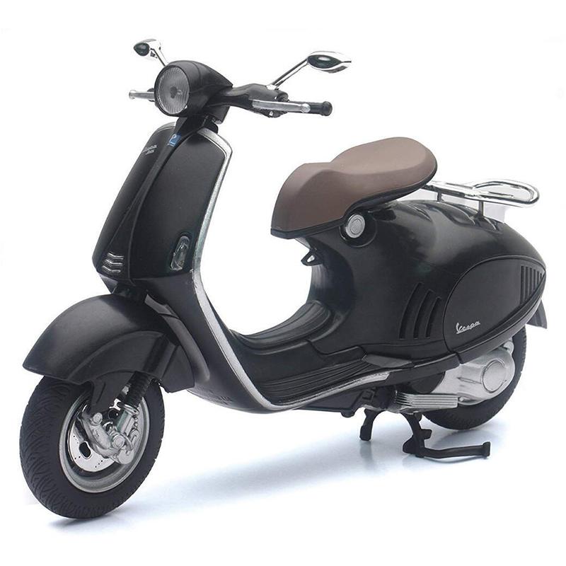 NEWRAY Réplique Vespa 946 Noir – Echelle 1/12&deg;
