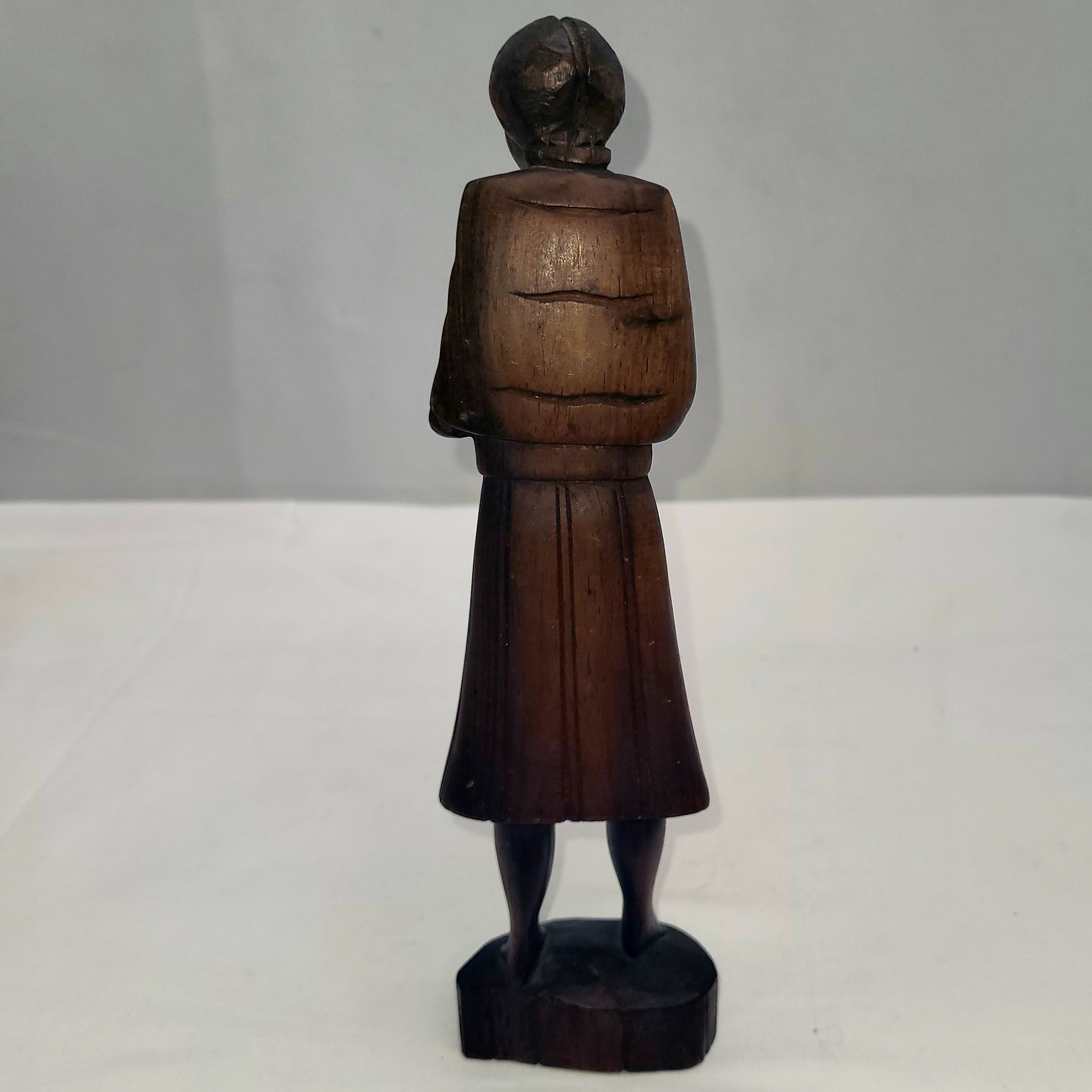 Statuette en bois de noyer sculpter art-déco 