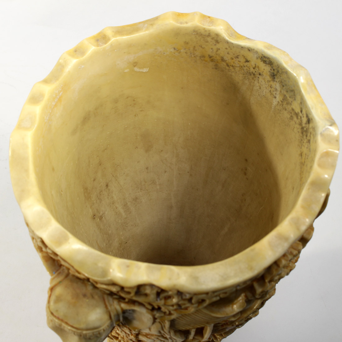 Grand vase en résine imitation ivoire  - Bon état - Photo 4