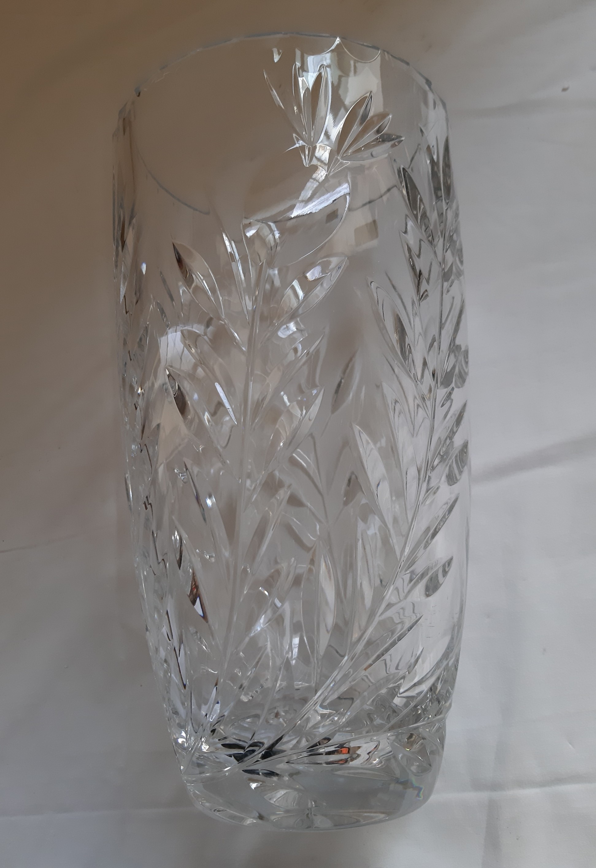 Magnifique grand vase lourd en cristal, vintage, taillé main, signé P
