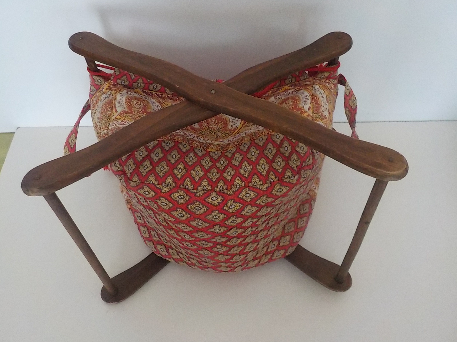 porte ouvrage vintage en bois et tissu multicolore - État correct - Photo 5