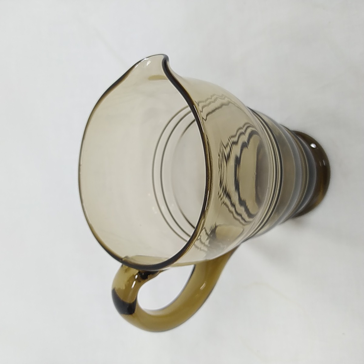 Pichet ambré en verre - Photo 1
