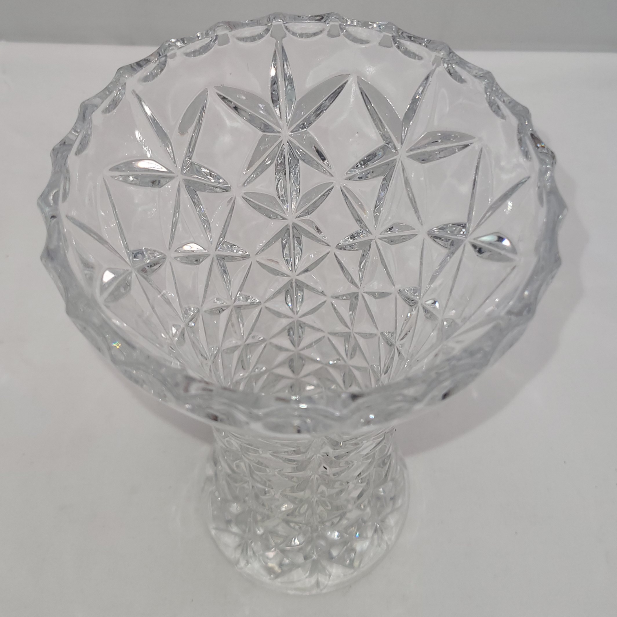 Vase en verre épais aux décores en relief 