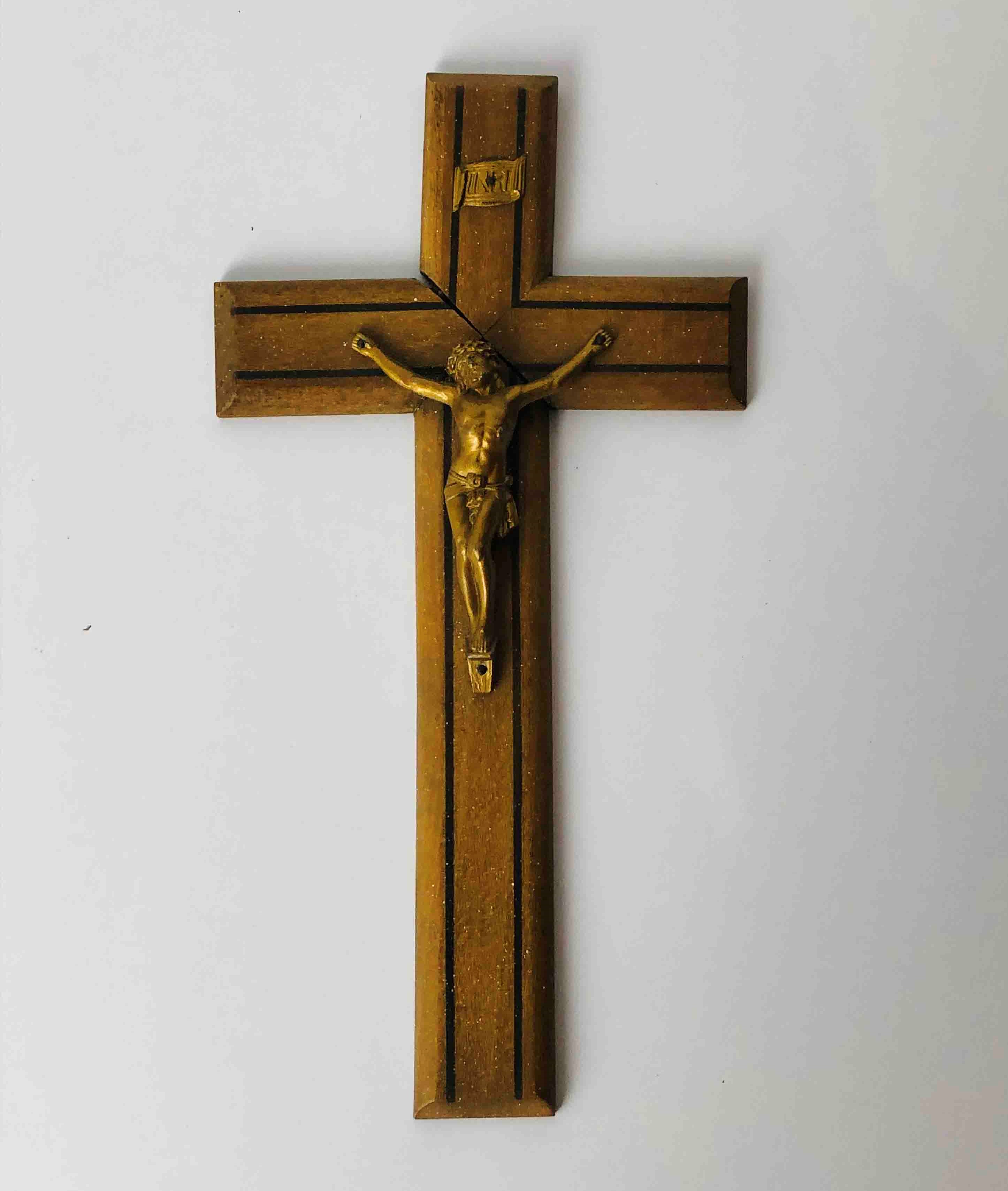 Crucifix en bois avec un Christ en métal cuivré - inscriptions INRI ...