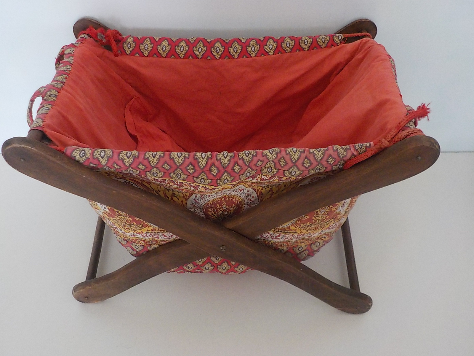 porte ouvrage vintage en bois et tissu multicolore - État correct - Photo 9