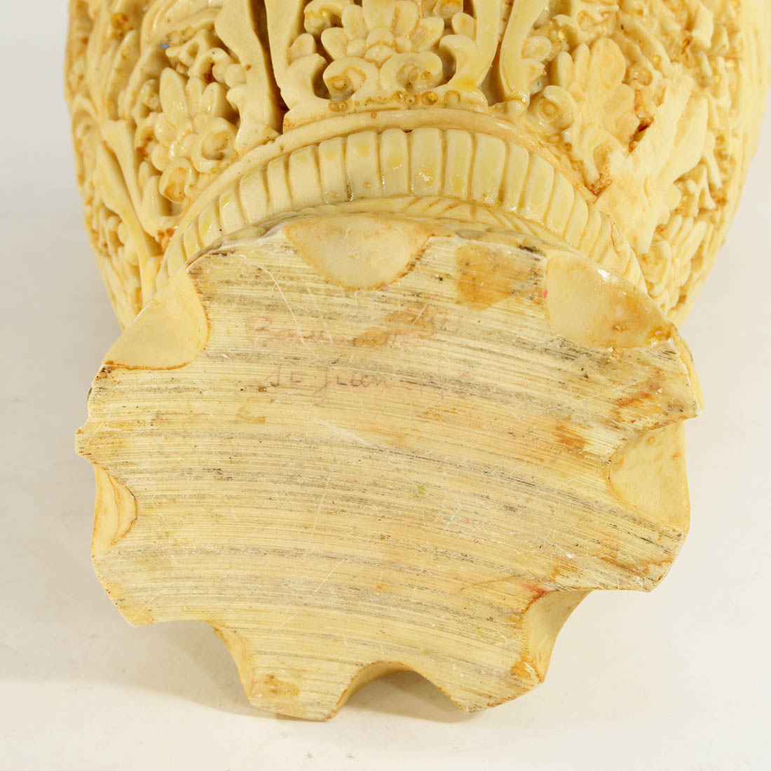 Grand vase en résine imitation ivoire  - Bon état - Photo 5