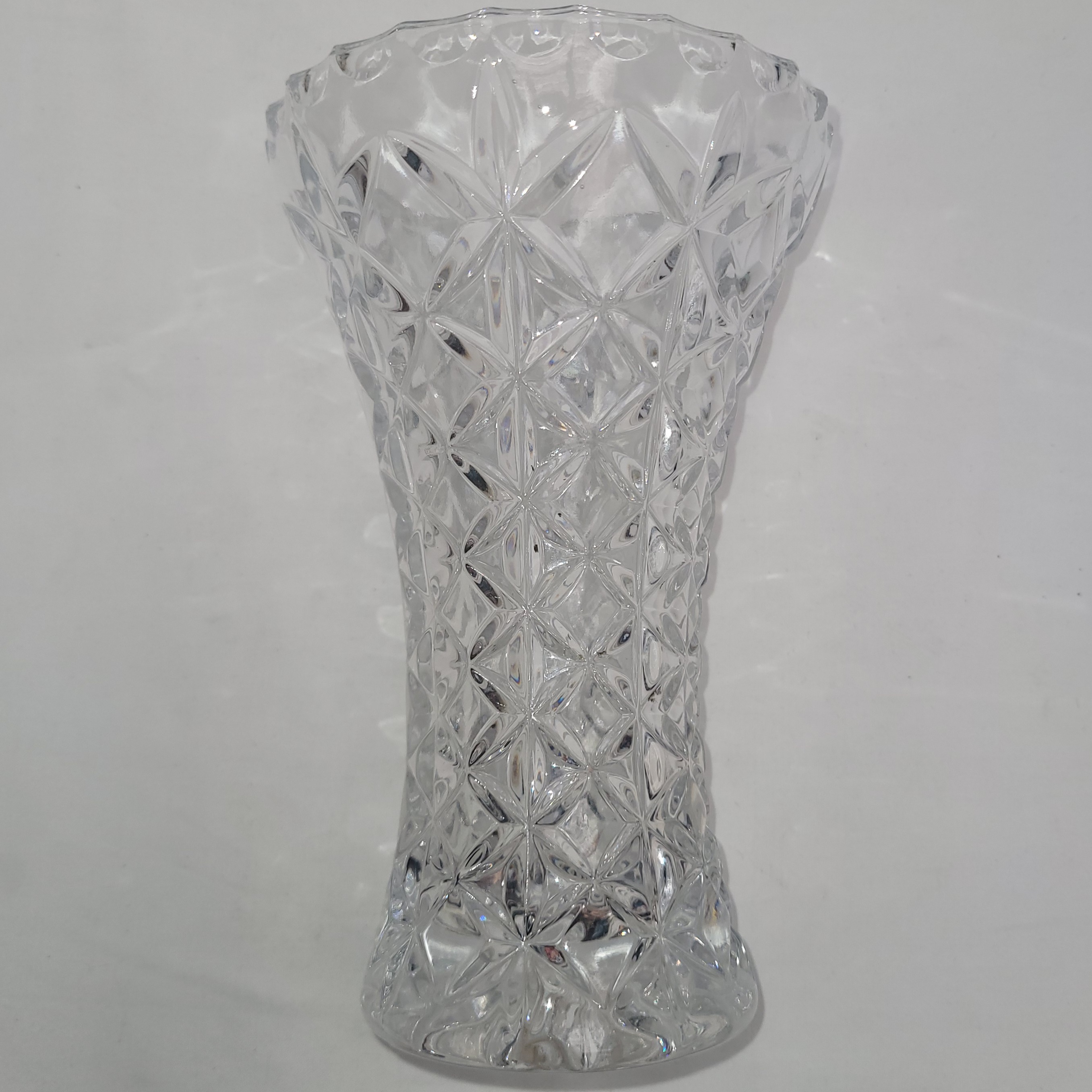 Vase en verre épais aux décores en relief 