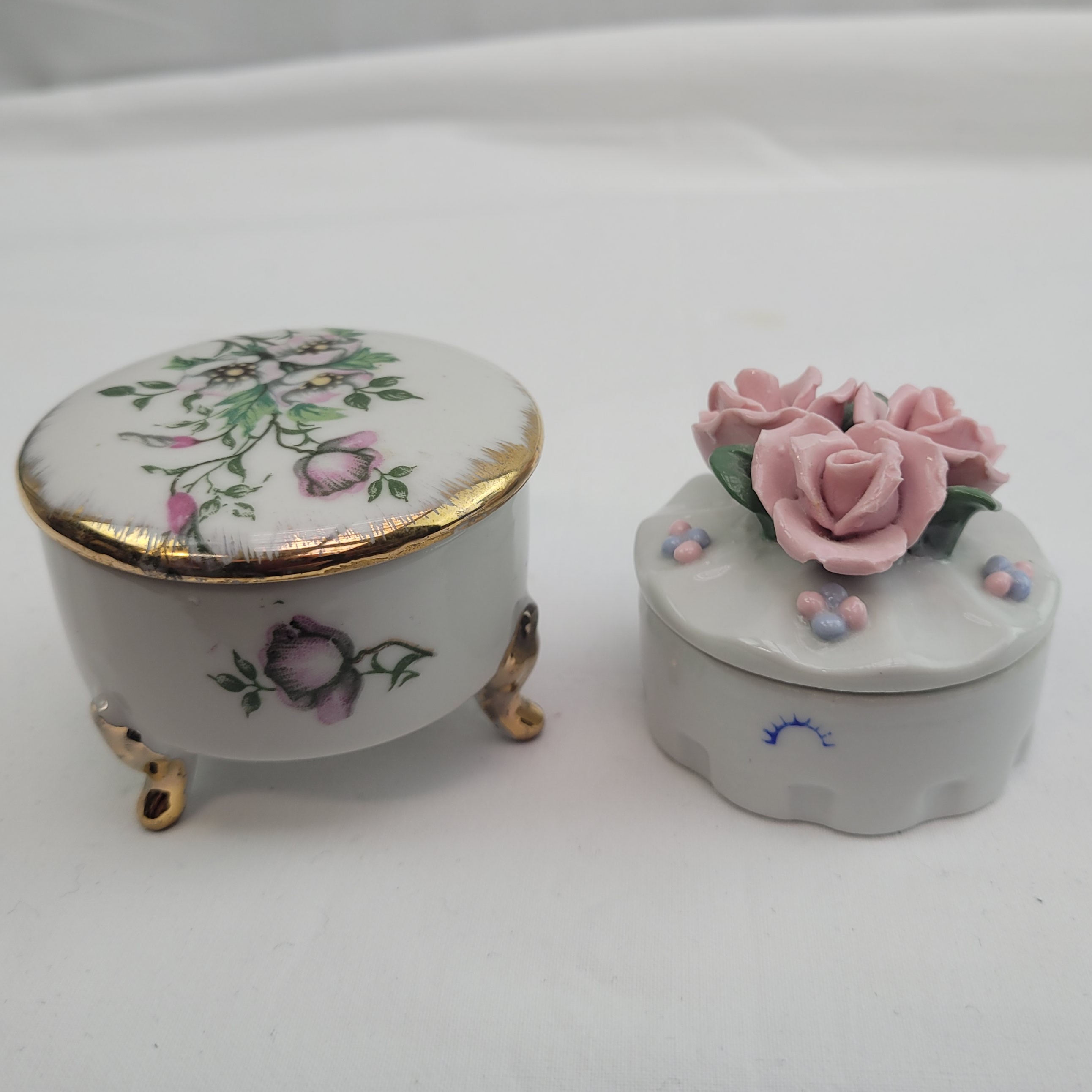 Lot de deux vide-poches en porcelaine avec pieds et sans  - Photo 0