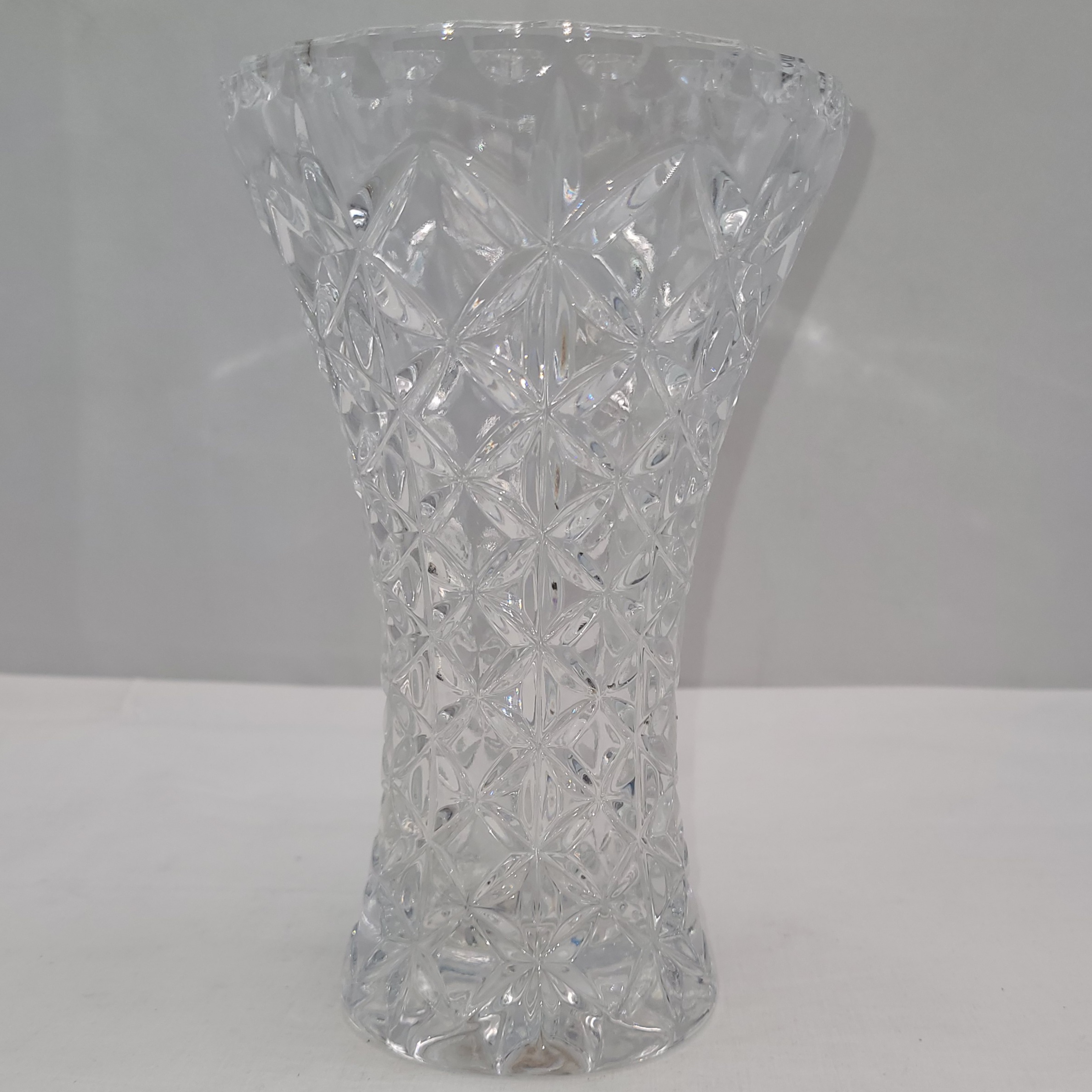 Vase en verre épais aux décores en relief 