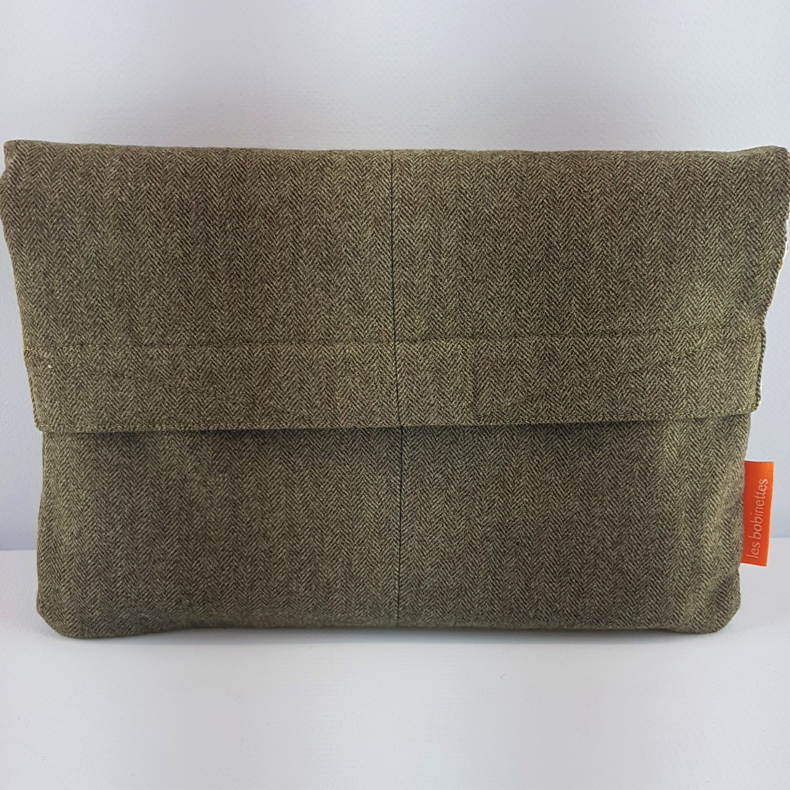 Matières Recyclées : Housse De Tablette Kaki Et Tissu À Rayures Orange