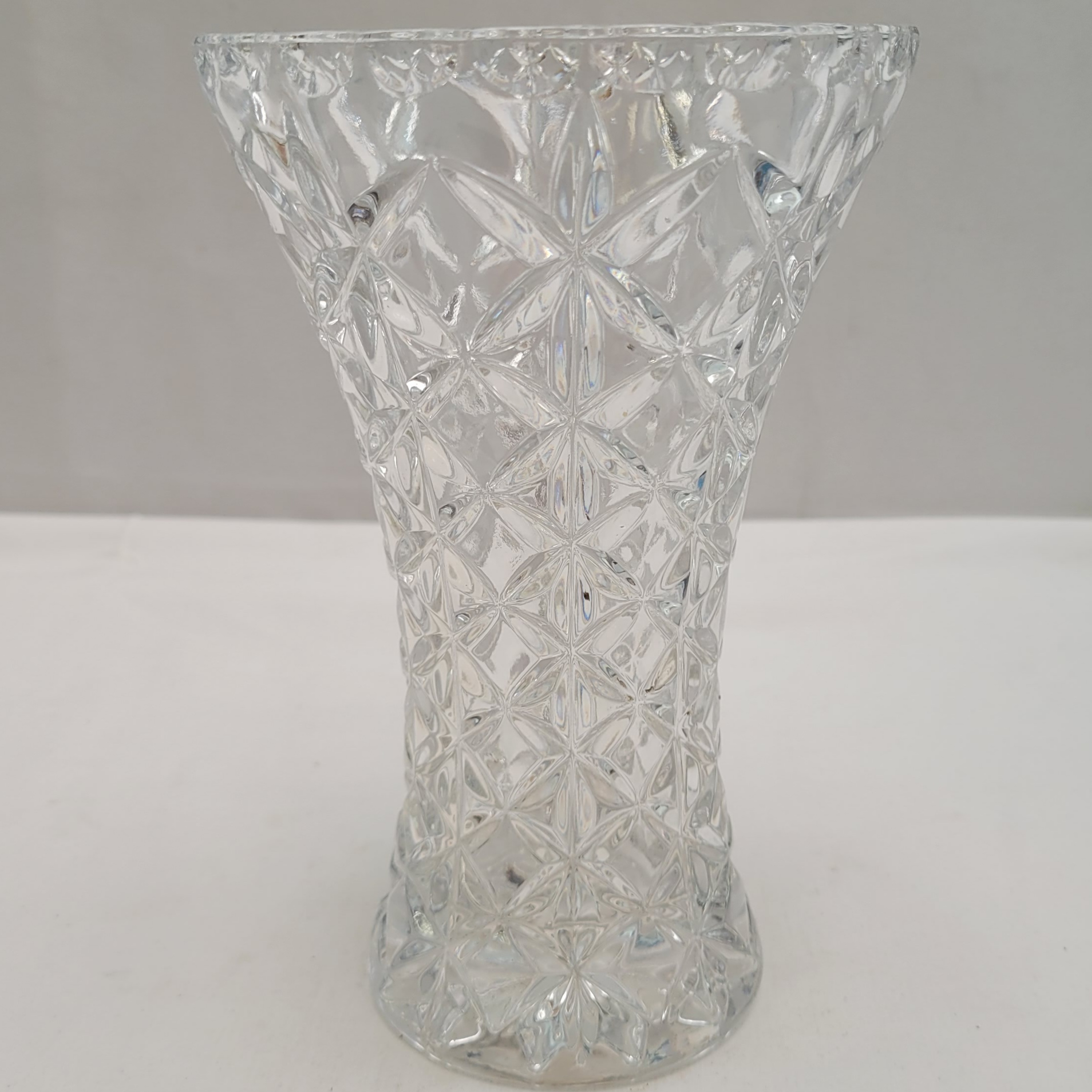 Vase en verre épais aux décores en relief 