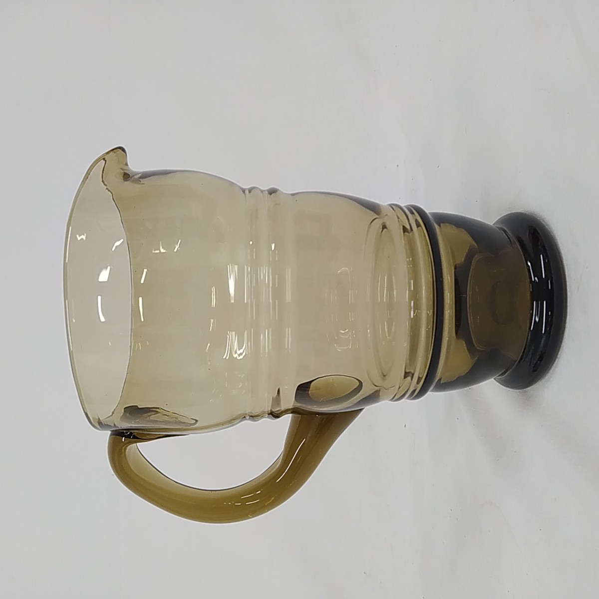 Pichet ambré en verre - Photo 0