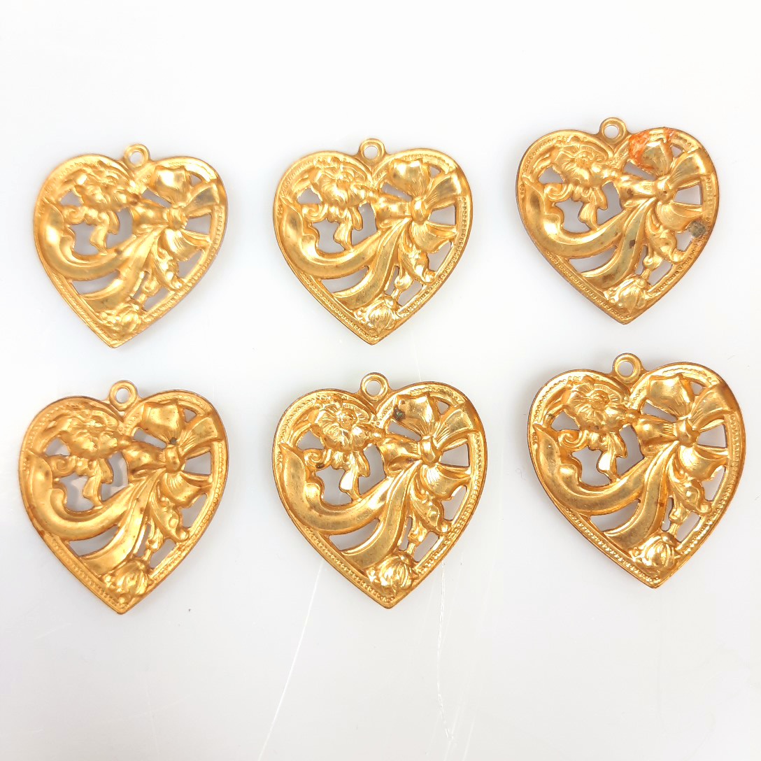 Lot de 6 pendentifs coeurs  fleurs et noeuds - Label Emmaus - Modalova