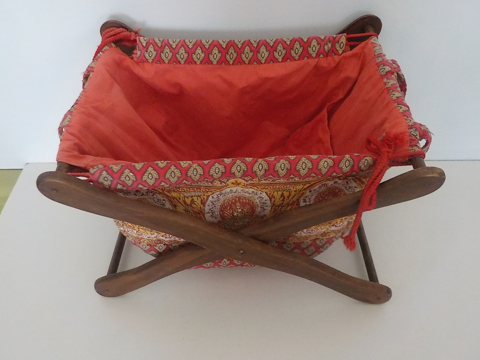 porte ouvrage vintage en bois et tissu multicolore - État correct - Photo 4